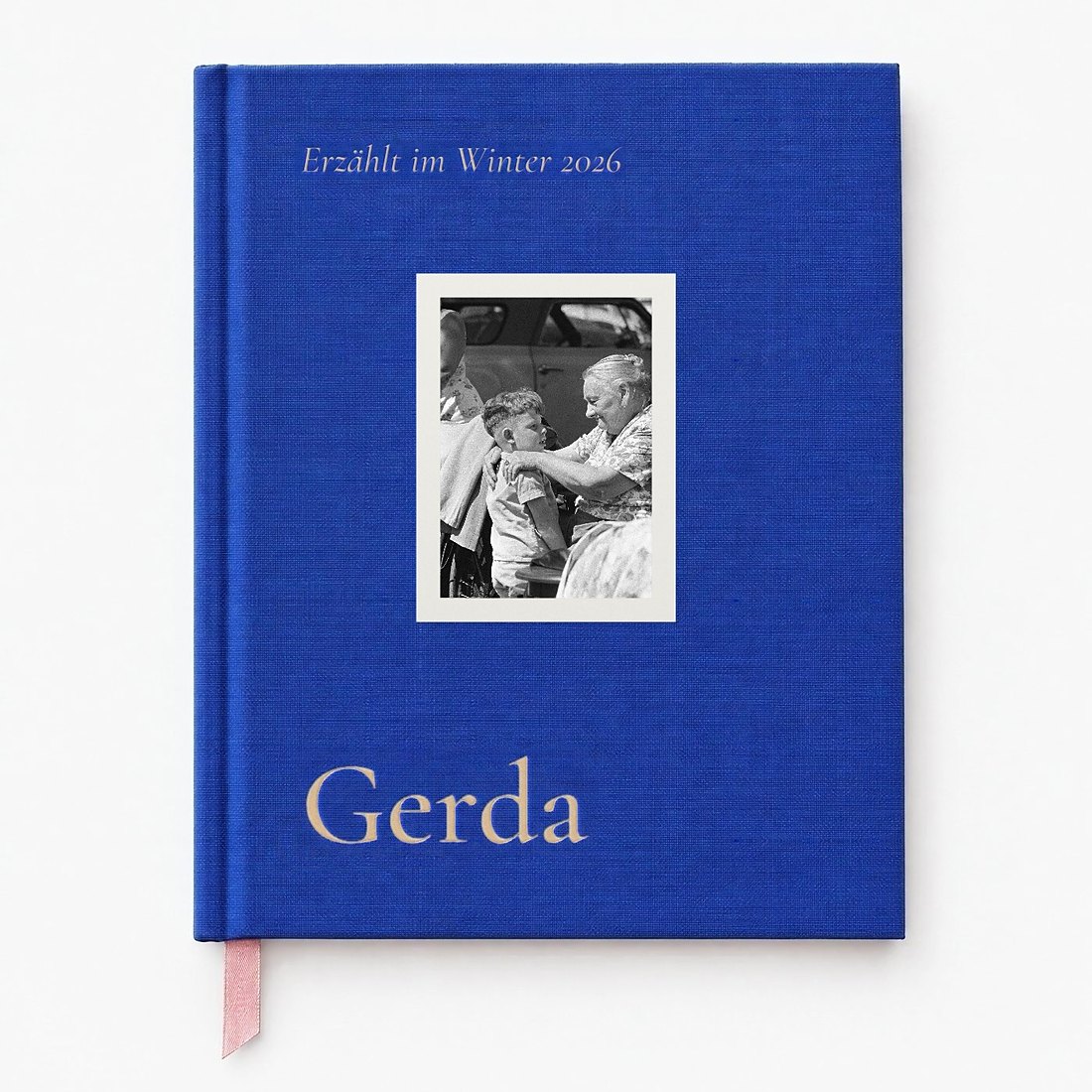 In Leinen gebundenes Buch mit eingelassenem Foto, dem Namen Gerda in Gold geprägt und rosa Lesebändchen