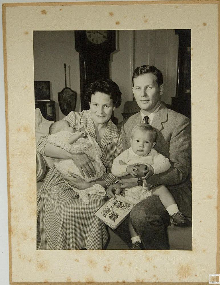 Familienfoto aus den Fünfzigerjahren im Passepartout